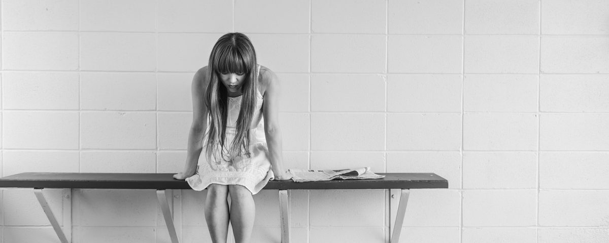 andare dallo psicologo, ragazza preoccupata